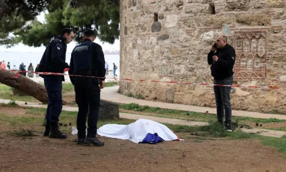 Ταυτοποιήθηκε ο άνδρας που έπεσε από τον Λευκό Πύργο στη Θεσσαλονίκη - Εξετάζεται το ενδεχόμενο της αυτοκτονίας